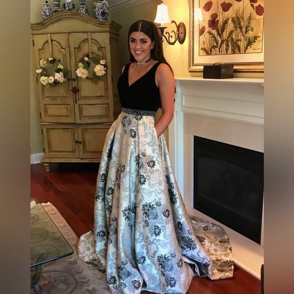 Gown - Picture 3 of 10